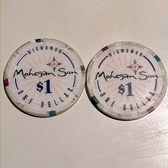 🃏🎰 TWO RETIRED UNCASHABLE MOHEGAN SUN IN UNCASVILLE, CT $1 ONE BUCK CASINO CHIP - Picture 4 of 4